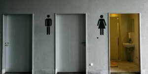 Uma escola no famoso Tribunal Superior briga por meninos que usam vestiários femininos