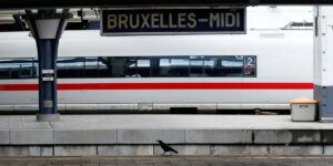 Uma estação ferroviária de Bruxelas foi evacuada depois que a polícia encontrou dois pacotes misteriosos