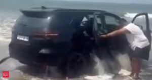 Viagem a Goa que deu errado: observe turistas levando Fortuner para o mar e se arrependa momentos depois