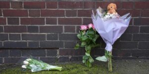 uma mulher é acusada de assassinato depois que uma menina de 18 dias morreu no outono