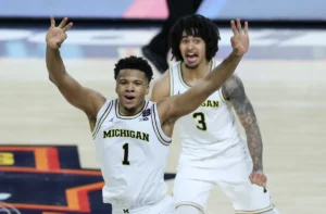 5 jogadas que definiram a vitória do Michigan no jogo do título da NCAA sobre UConn, incluindo o flagrante gancho e agarramento em Alex Karaban