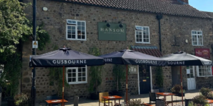 A disputa municipal irrompe em Yorkshire quando os proprietários são PROIBIDOS de dar carona aos clientes para restaurantes remotos