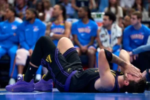 A estrela do Lakers, Luka Dončić, estará ausente até o final da temporada regular devido a uma lesão no tendão da coxa