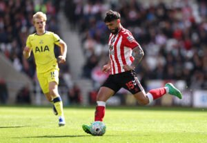 A estrela do Sunderland disponível para o confronto do Nottingham Forest confirma Le Bris como atualizações dadas ao trio