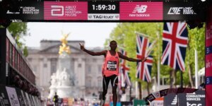 A história foi feita como a primeira corrida oficial de menos de duas horas a acontecer nas ruas da capital