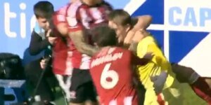 A partida da EFL termina em caos quando o goleiro marca aos 96 minutos para salvar o empate