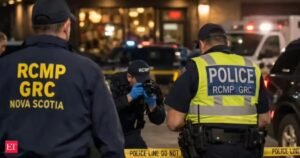 Adolescente é preso por trazer arma carregada para restaurante; enfrenta 50 acusações relacionadas à violência entre parceiros íntimos; Detalhes dentro