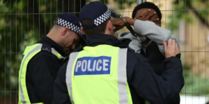 Após as corridas, os policiais ordenaram que os suspeitos de parar e revistar fossem tratados com dignidade