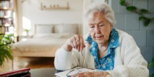 Aposentados forçados a voltar ao trabalho enquanto a inflação corrói a renda das pensões: ‘Isso me destruiu completamente’