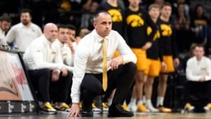 Aquisição de Ben McCollum, detalhes do contrato do técnico principal do Iowa Hawkeyes