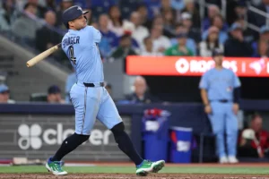 Blue Jays DH George Springer saiu mais cedo com um dedo do pé quebrado