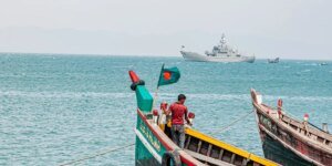 Centenas de pessoas desapareceram depois que um barco virou no Oceano Índico