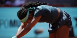 Coco Gauff lança durante a vitória do campeonato Madrid Open