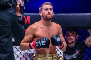 ‘Coloque meu punho na boca e cale a boca’ – Jonathan Haggerty jura silenciar Yuki Yoza em ONE SAMURAI 1