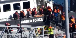 Contrabandistas de pessoas lançam barcos de migrantes no Canal da Mancha apenas 48 horas depois que o Partido Trabalhista aprova acordo de £ 662 milhões com a França