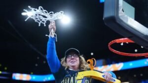 Cori Close completa sua obra-prima quando o basquete feminino da UCLA ganha seu primeiro título da NCAA
