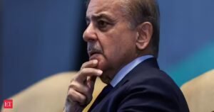 De acordo com a exigência dos Emirados Árabes Unidos, o Paquistão pagará o empréstimo de US$ 2 bilhões