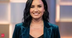 Demi Lovato: Citação do dia de Demi Lovato: ‘Suas imperfeições fazem você ser bonita, elas fazem de você quem você é. Então seja você mesmo, ame-se por quem você é, justo…’ Lições de vida sobre felicidade, luta, natureza humana e sucesso, do famoso cantor e ator americano