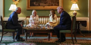 Donald Trump e o rei Charles sentam-se para tomar chá com a presidente Melania Trump e a rainha Camilla para discutir tudo