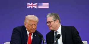 Donald Trump zomba de Keir Starmer em um desempenho contundente enquanto ele lança um ataque à Marinha