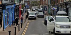 Duas meninas de 12 anos foram levadas ao hospital depois que uma van vazia da polícia capotou