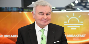 Eamonn Holmes está se recuperando no hospital após sofrer uma infecção