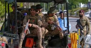 Em meio à escalada das tensões, as forças paquistanesas destruíram postos do Taleban afegão