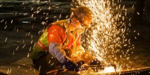 Empresa multada em £ 340.000 após a mão do faxineiro ficar presa na prensa hidráulica