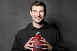 Fernando Mendoza atualiza imediatamente seu LinkedIn com seu novo emprego após o draft da NFL