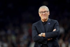 Geno Auriemma confirmado para retornar como técnico da UConn na próxima temporada