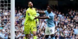 Gianluigi Donnarumma comete um grande erro segundos depois que o Man City assumiu a liderança contra o Arsenal