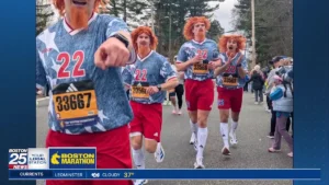 Grupo de sósias de Alexi Lalas e outras celebridades vistas correndo na Maratona de Boston de 2026