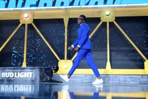 Ignorado na primeira rodada, ‘pit bull’ CB Colton Hood está ‘animado’ para se tornar um gigante