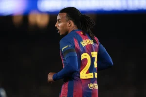 Jules Kounde é suspenso do confronto do Barcelona com o Osasuna