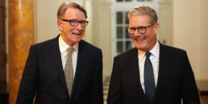 Keir Starmer ataca o caos “imperdoável” de Lord Mandelson enquanto ele foge para a França para enfrentar a “responsabilidade global” no Oriente Médio