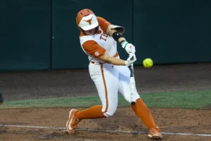 Longhorns Daily News: 24º home run de Katie Stewart contra Kentucky estabelece novo recorde de softball no Texas em uma única temporada