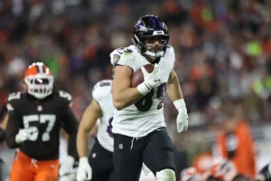 Mark Andrews elogia Ravens por uma forte participação nos treinos fora de temporada