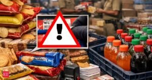 Moradores de Delhi, seus lanches favoritos podem ser falsos! A polícia descobriu uma fraude massiva em que os prazos de validade de biscoitos, batatas fritas e refrigerantes foram alterados.