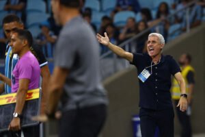 Mudança forçada: como Luis Castro deve escalar Grêmio x Coxa