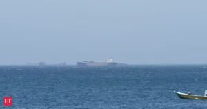 Navios mercantes relatam disparos enquanto tentam cruzar Ormuz, dizem fontes marítimas