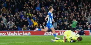 O Brighton subiu aos lugares europeus depois de uma vitória por 3 a 0 sobre o Chelsea, que sucumbiu à quinta derrota consecutiva no campeonato.