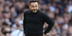 O Tottenham anunciou uma vaga no LinkedIn após rebaixar Roberto De Zerbi