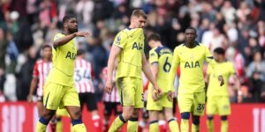 O Tottenham permanece na zona de rebaixamento após a derrota do Sunderland no primeiro jogo de Roberto De Zerbi