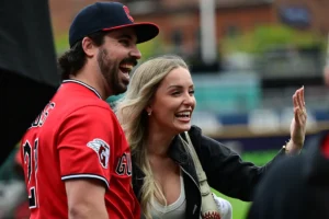 O apanhador de Cleveland, Austin Hedges, pediu sua namorada em casamento depois de ajudar os Guardiões a vencer os Orioles