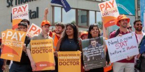 O chefe do NHS alerta que os profissionais de saúde poderão enfrentar greves “a cada quatro semanas” no próximo ano.