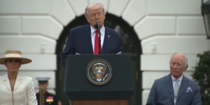 O discurso colorido de Donald Trump à família real quando o rei Charles chega para uma visita de estado