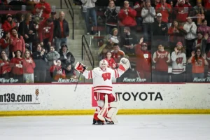 O hóquei feminino de Wisconsin quase conquistou a última premiação mensal da HCA