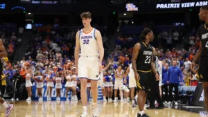 O jogador de basquete mais alto do mundo, Olivier Rioux, de 2,10 metros, assina com a UC Irvine
