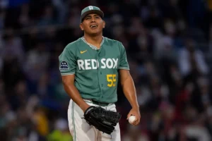 O rebatedor Yoshida entregou um single RBI no dia 10, quando o Red Sox, vestido de verde, derrotou os Tigers por 1 a 0