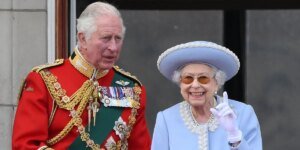 O rei Charles deveria fazer história real com uma biografia oficial da rainha Elizabeth II